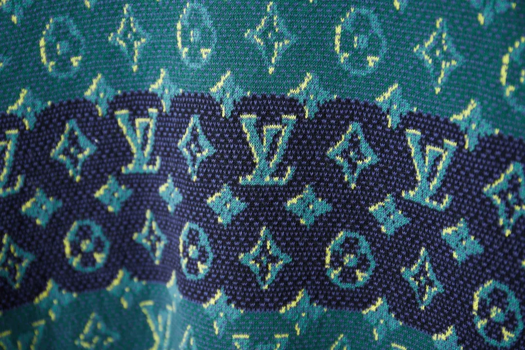 🅿️220 LV Louis 25ss spring and summer new style 3️⃣color jacquard knitted short-sleeved light luxury essential item for daily commuting for men and women Correct version Welcome to compare Detailed features · High-viscosity cotton material, high count cotton is added, dry and avoid stuffiness · Use exquisite intarsia patchwork technology to interpret Damier and Monogram patterns in soft indigo tones, with all-over intarsia patterns · Threaded neckline · Original main mark, washed tag, brand moisture-proof paper packaging Color: Green Size: S/M/L/XL
